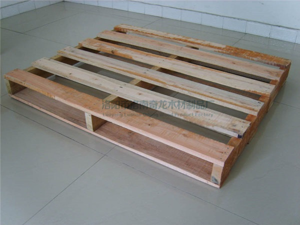 松木托盘承载货物的固定方式和防护方法